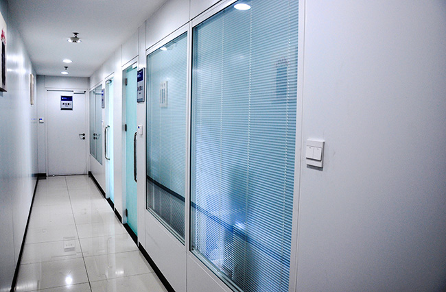 如何選擇醫(yī)用護(hù)墻板，興鐵來(lái)教您